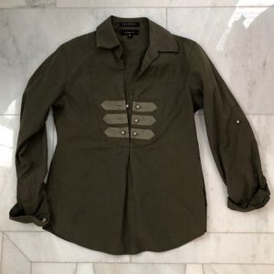 Women’s long sleeve blouse, collared.